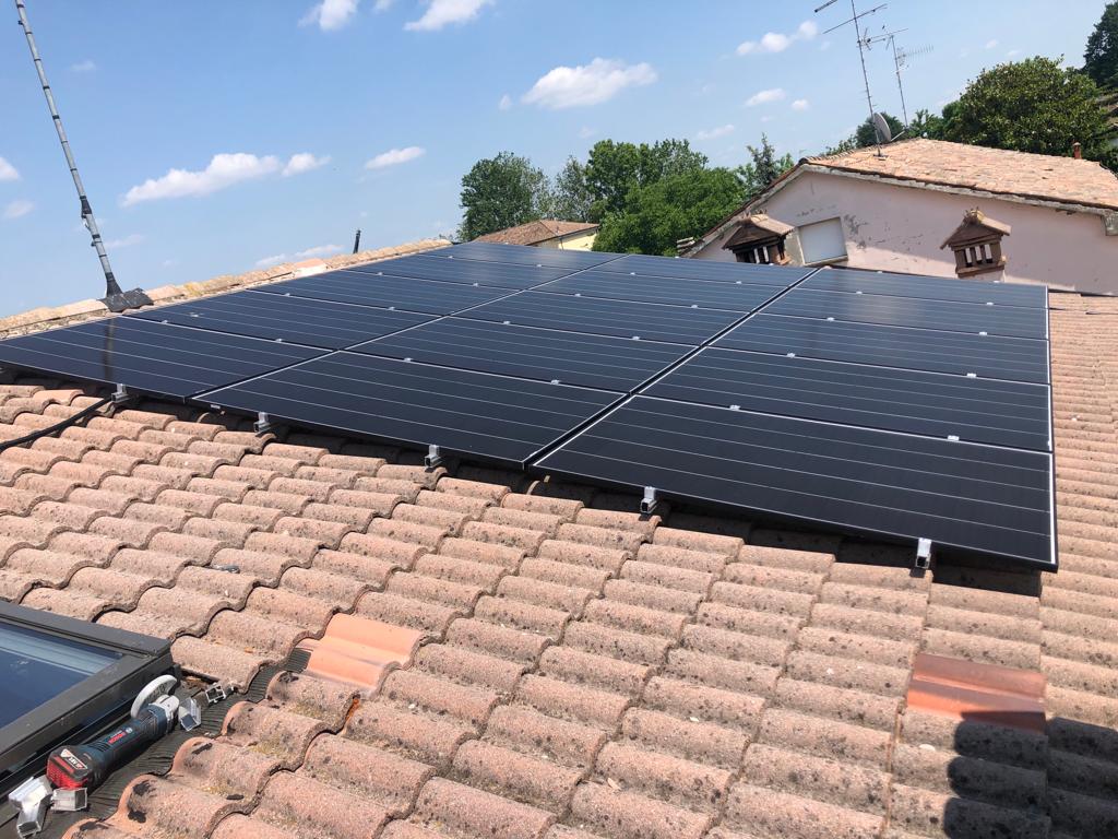 installazione-impianto-fotovoltaico-a-cadelbosco-di-sopra-re