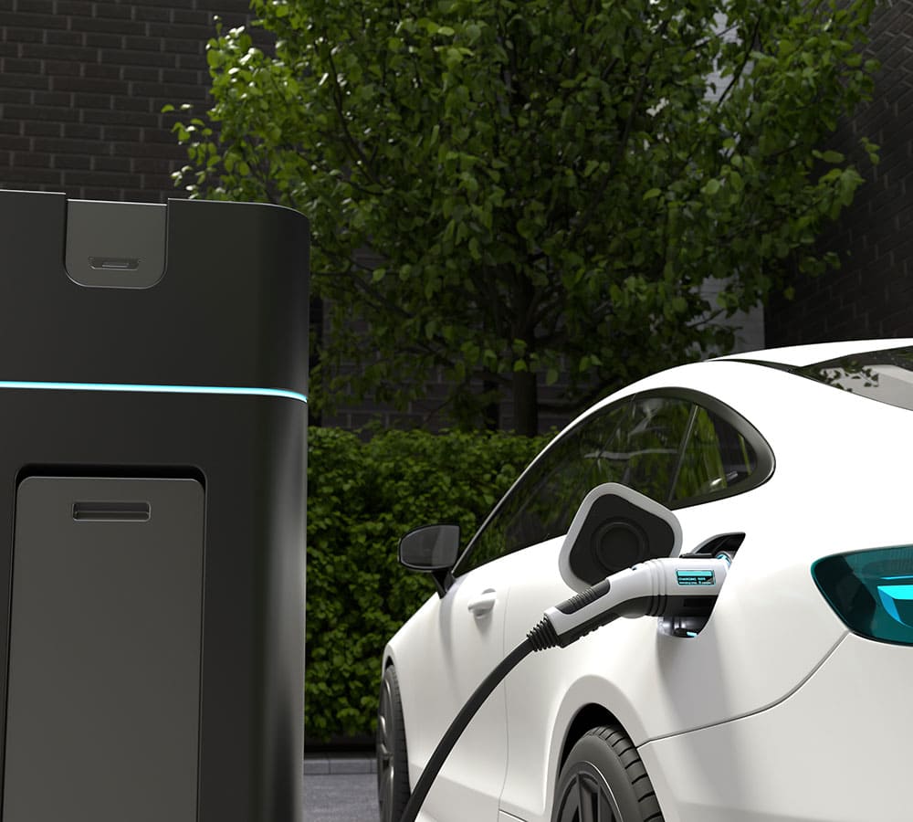 Colonnina di ricarica e auto elettrica bianca.